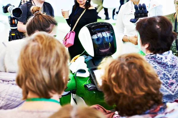 Roboter Informationsassistent Unter Den Menschen Auf Der Ausstellung — Stockfoto