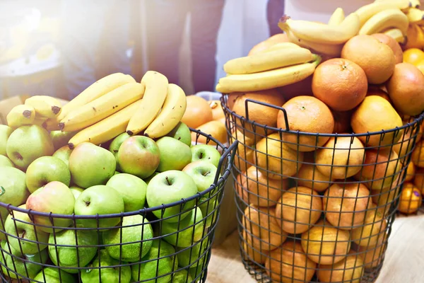 Cesto Frutta Mele Arance Banane Sul Mercato — Foto Stock