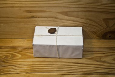 parsel ahşap bir arka planda izole