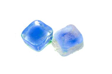 Beyaz arkaplanda izole buz küpleri