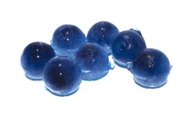 Beyaz arkaplanda izole buz küpleri