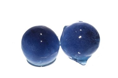 Beyaz arkaplanda izole buz küpleri