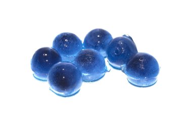 Beyaz arkaplanda izole buz küpleri