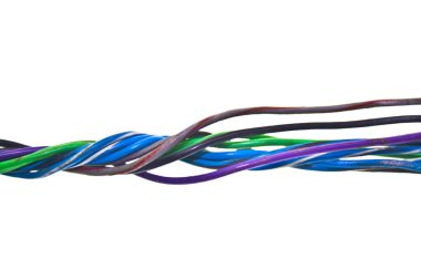 Beyaz arkaplanda elektrik kabloları izole edildi