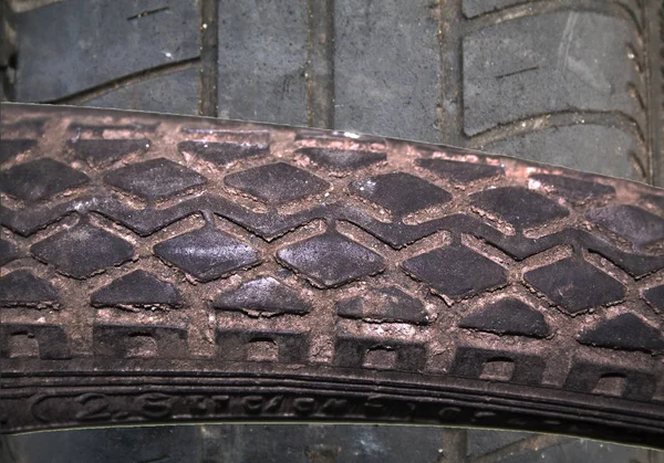흰 바탕에 분리 된 타이어 — 스톡 사진