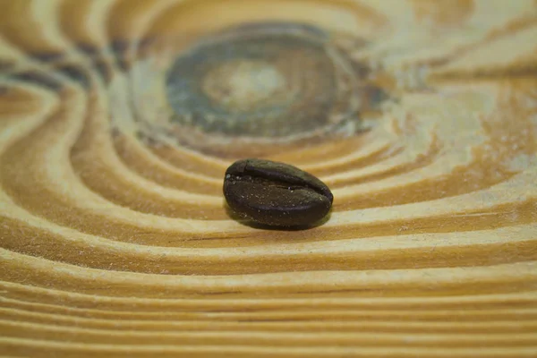 Kaffee isoliert auf einem hölzernen Hintergrund — Stockfoto