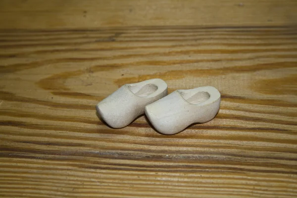 Ξύλινα παπούτσια που απομονώνονται σε λευκό φόντο — Φωτογραφία Αρχείου