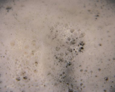 sabun köpüğü siyah arkaplanda izole edildi