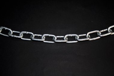 Siyah arkaplanda izole edilmiş zincir