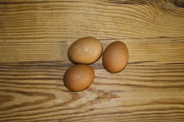 Tahta bir arka planda izole edilmiş yumurta