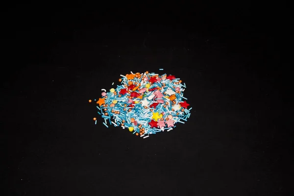 Zucchero colorato per Pasqua isolato su fondo nero — Foto Stock