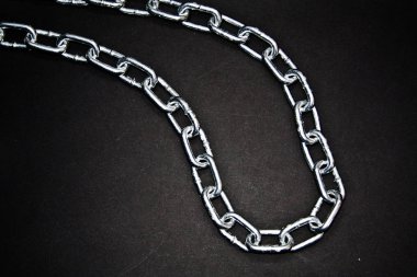 Siyah arkaplanda izole edilmiş zincir