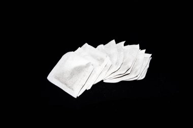 Siyah arkaplanda izole edilmiş çay