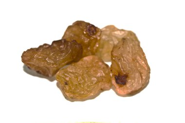 Kuru üzümler beyaz arkaplanda izole