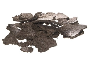 ezilmiş ayçiçeği tohumları beyaz arka planda izole