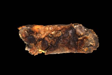 Siyah bir arkaplanda izole edilmiş sosis