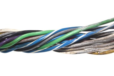 Beyaz arkaplanda elektrik kabloları izole edildi