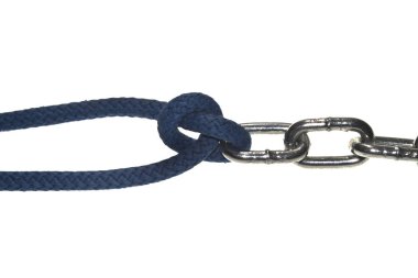 Beyaz arkaplanda zincir izole edildi