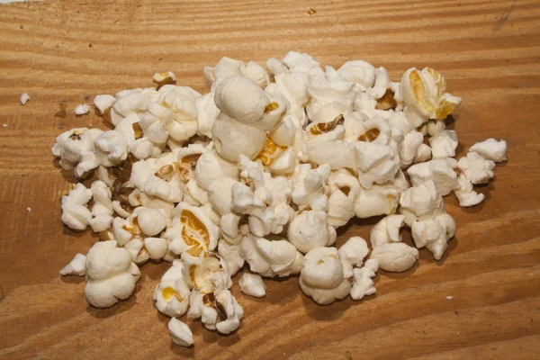 Popcorn elszigetelt fából készült háttér — Stock Fotó