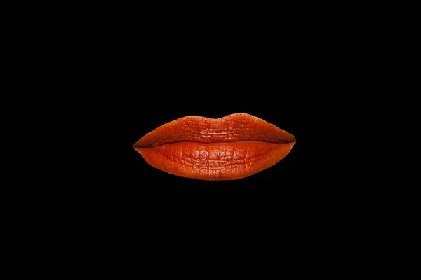 黒い背景に孤立した女性の唇 — ストック写真