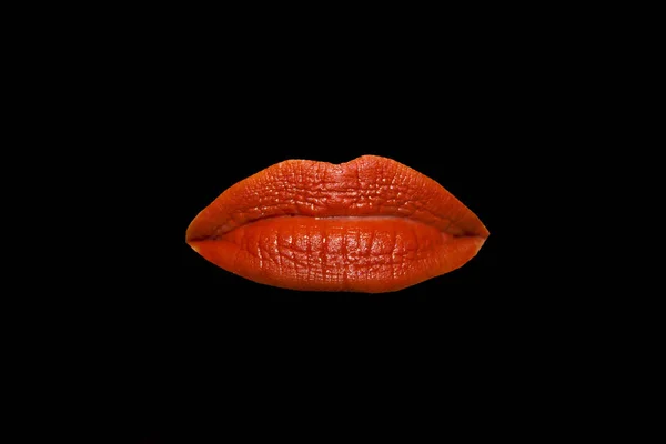 Kvinnliga läppar isolerad på svart bakgrund — Stockfoto