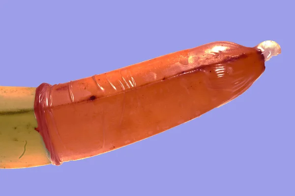 Preservativo isolado sobre fundo branco — Fotografia de Stock