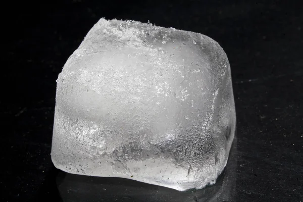 Кубики льда изолированы на черном фоне — стоковое фото