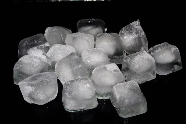 Kostki lodu izolowane na czarnym tle — Zdjęcie stockowe