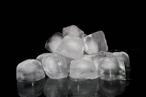 Kostki lodu izolowane na czarnym tle — Zdjęcie stockowe