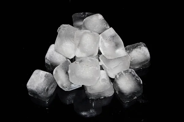 Cubi di ghiaccio isolati su sfondo nero — Foto Stock