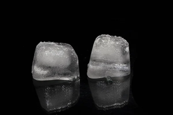 Cubos de hielo aislados sobre fondo negro —  Fotos de Stock