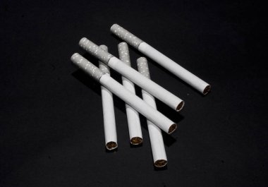 sigara siyah arkaplanda izole