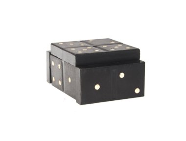 Domino beyaz arkaplanda izole edildi