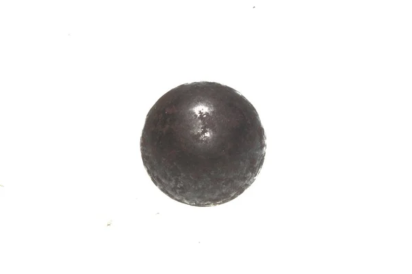Bola de metal aislada sobre fondo blanco — Foto de Stock