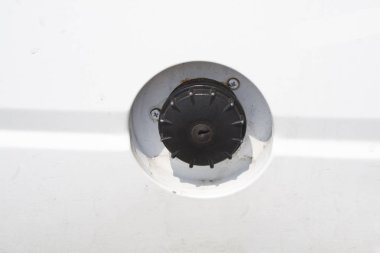 Beyaz arkaplanda otomatik yedek parça izole edildi