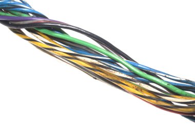 Beyaz arkaplanda elektrik kabloları izole edildi