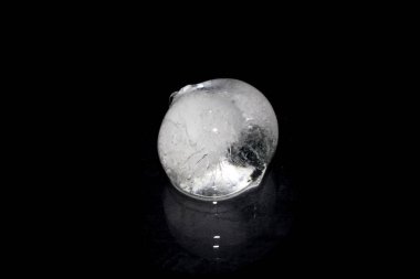 Buz küpleri siyah arkaplanda izole edildi