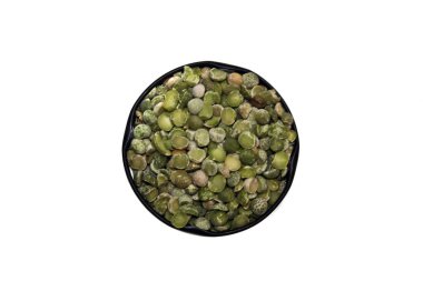 Beyaz arkaplanda izole bezelyeler