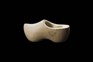 beyaz arkaplanda izole edilmiş tahta ayakkabılar