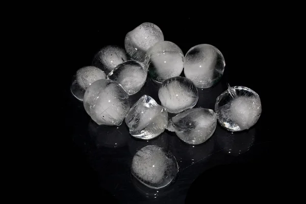 Cubi di ghiaccio isolati su sfondo nero — Foto Stock