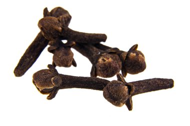 karanfil çeşnisi beyaz arka planda izole