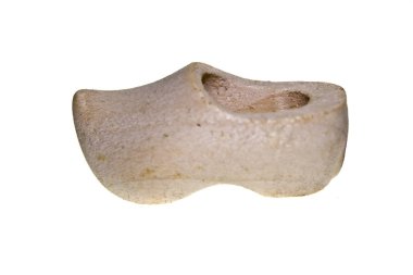 beyaz arkaplanda izole edilmiş tahta ayakkabılar