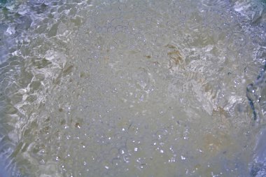 Beyaz arka plan üzerinde izole su