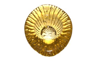 Beyaz arkaplanda kül tablası izole edildi