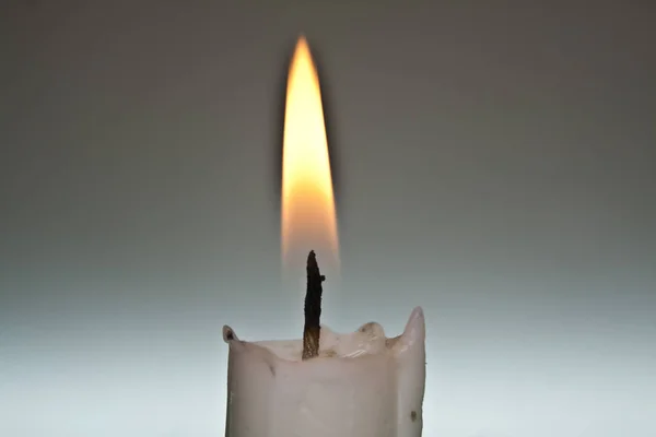 Hořící svíčka izolované na bílém pozadí — Stock fotografie