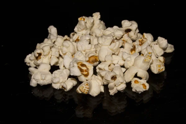 Popcorn isoliert auf schwarzem Hintergrund — Stockfoto