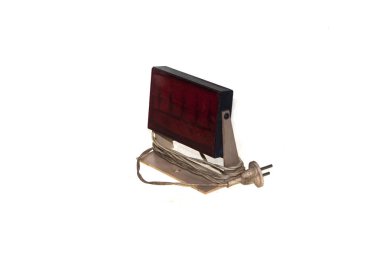 Beyaz arkaplanda kırmızı fener izole edildi