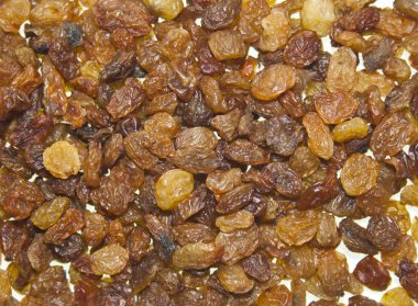 Kuru üzümler beyaz arkaplanda izole