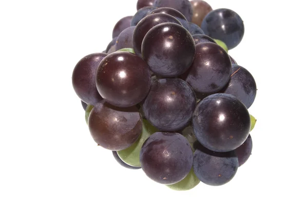 Uvas isoladas sobre fundo branco — Fotografia de Stock