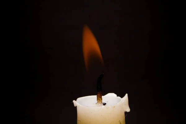 Svíčka izolovaných na černém pozadí — Stock fotografie